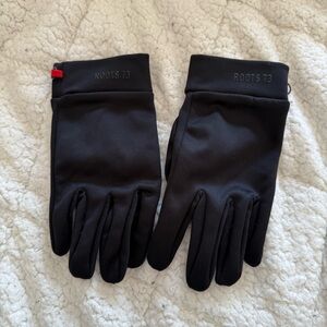 Roots Men's Black Gloves with Red Accent
